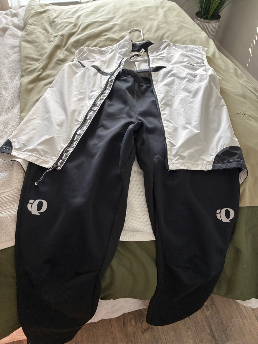 Pearl Izumi Black Cycling Pants with White Jacket